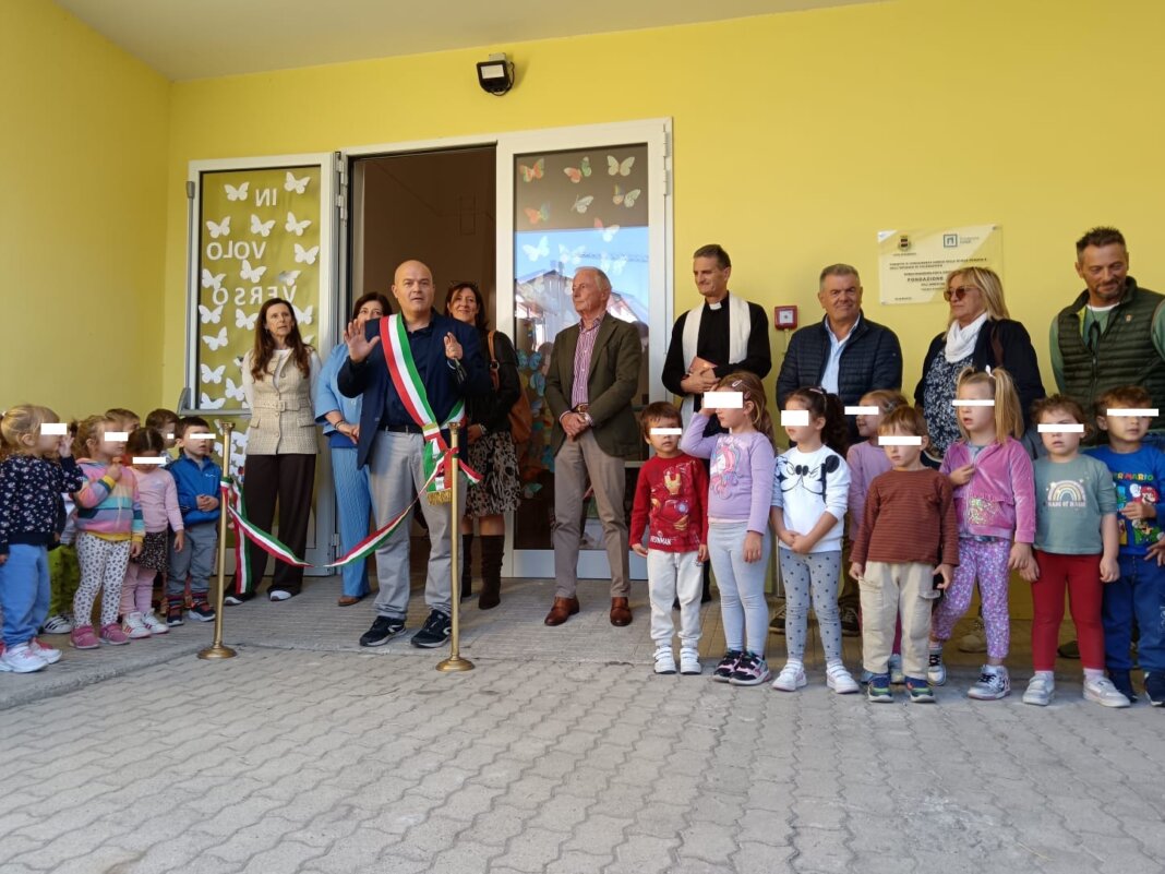 Taglio del nastro dopo i lavori per la nuova scuola dell'infanzia di Valenzatico