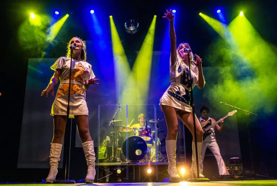 Lamporecchio saluta l'anno a teatro con un tributo agli Abba