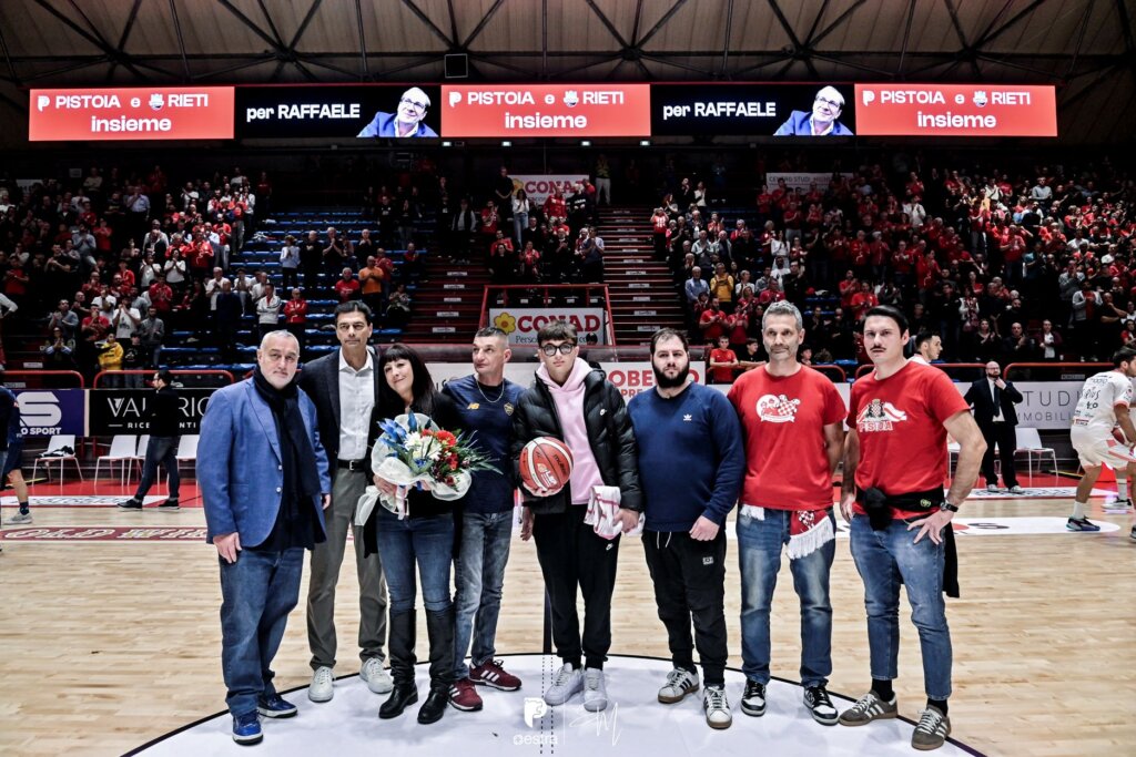 Il momento dell'omaggio alla famiglia Marianella