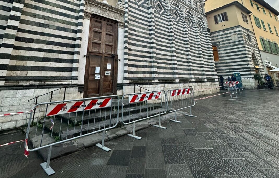 Grondaie intasate fanno piovere sulla facciata: transenne davanti alla chiesa di San Giovanni Fuoricivitas Grondaie intasate fanno piovere sulla facciata: transenne davanti alla chiesa di San Giovanni Fuoricivitas