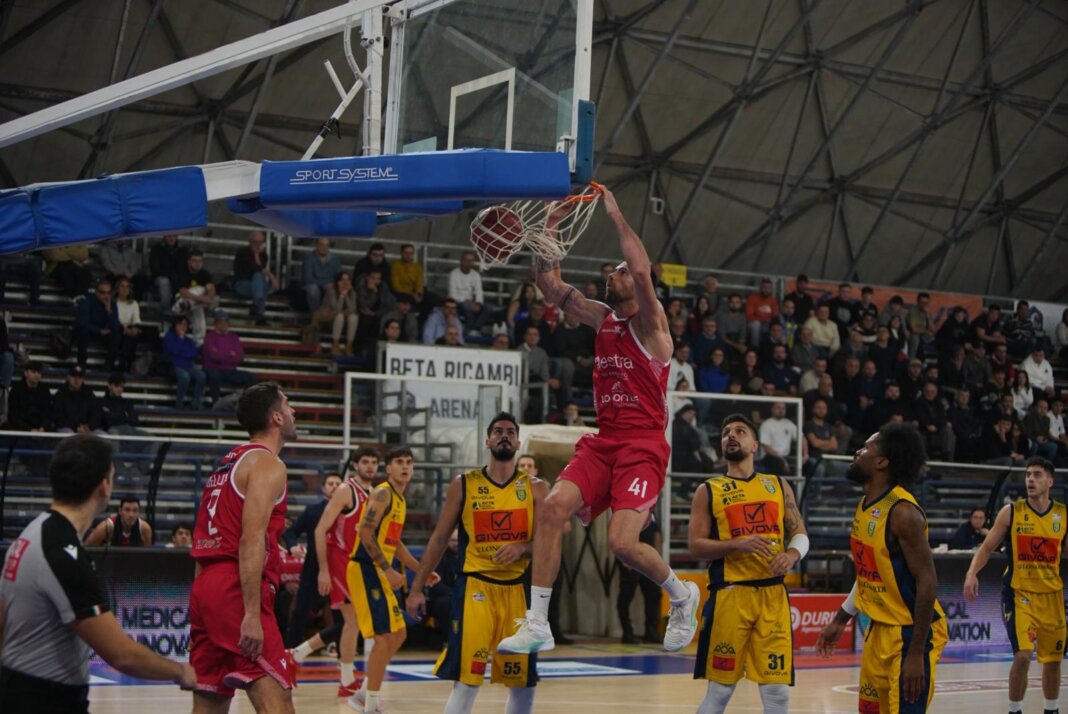 Un avvio choc costa al Pistoia Basket 2000 la partita di Scafati