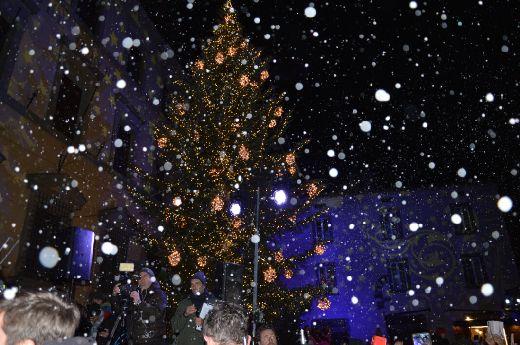 L'accensione dell'albero apre gli eventi di 'Pistoia città del Natale'