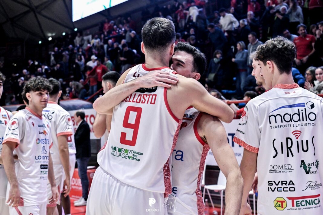 Pistoia Basket 2000 scappa poi soffre: ma alla fine è vittoria contro Cento