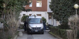 Donna trovata morta in cortile a Milano, non è ancora stata identificata