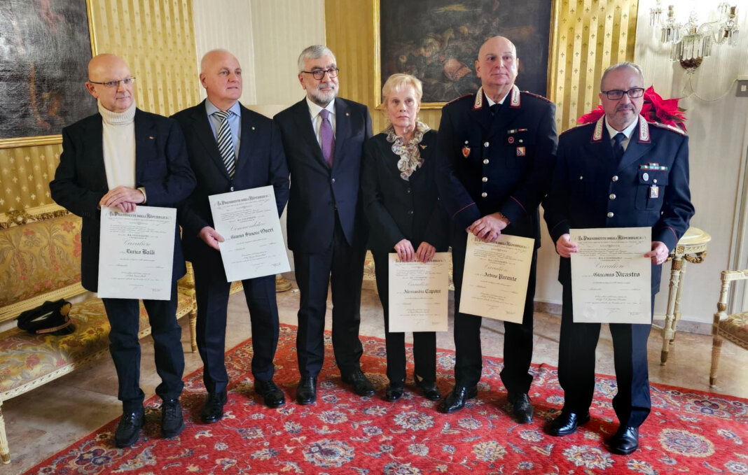 Insigniti quattro nuovi cavalieri e un commendatore: la cerimonia in prefettura