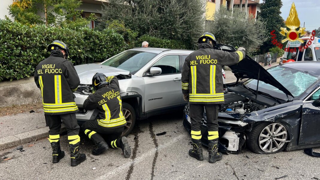 Carambola fra tre auto in via Clemente Nono: un ferito in ospedale