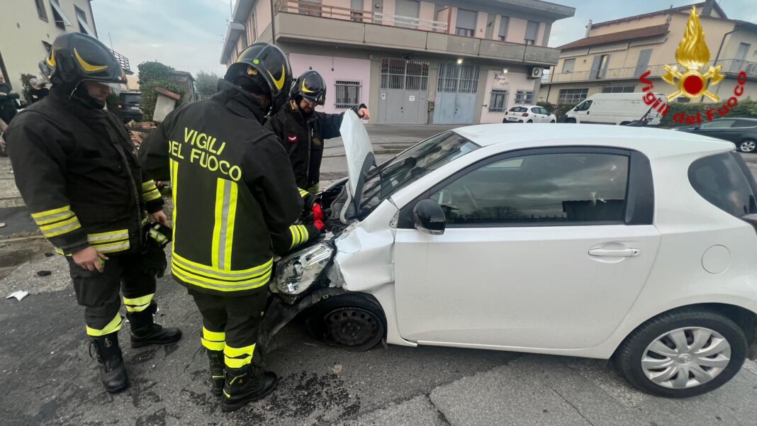 Perde il controllo del mezzo e sbatte contro un tubo del metano: arrivano i vigili del fuoco