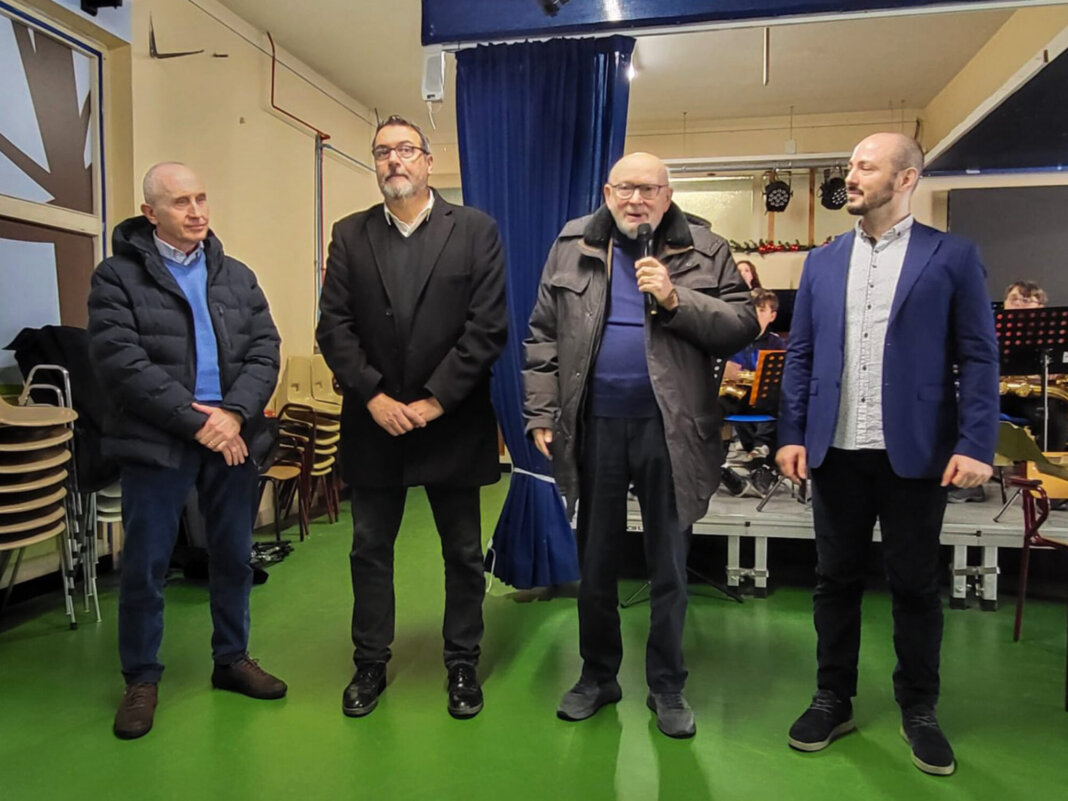 La donazione dei computer (Fonte; Banca di Pescia e Cascina)