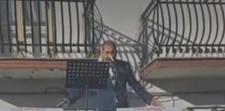 Amministrative, candidato sindaco del cosentino sale sul palco vestito da Pinocchio