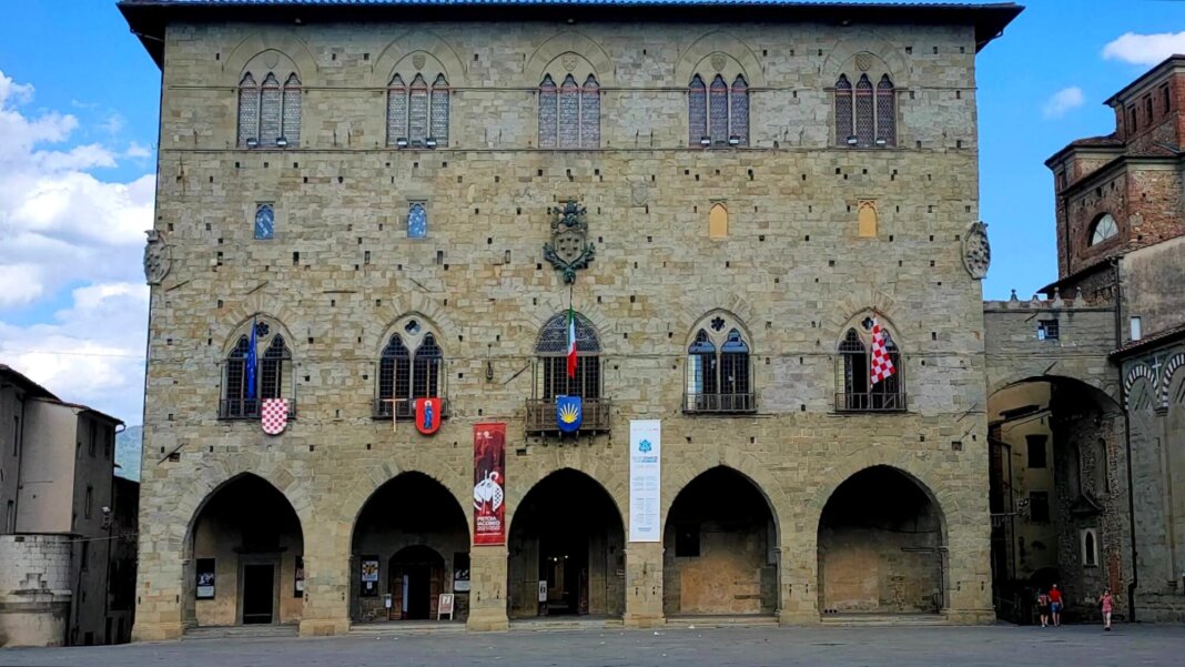 Palazzo comunale di Pistoia tinto di verde