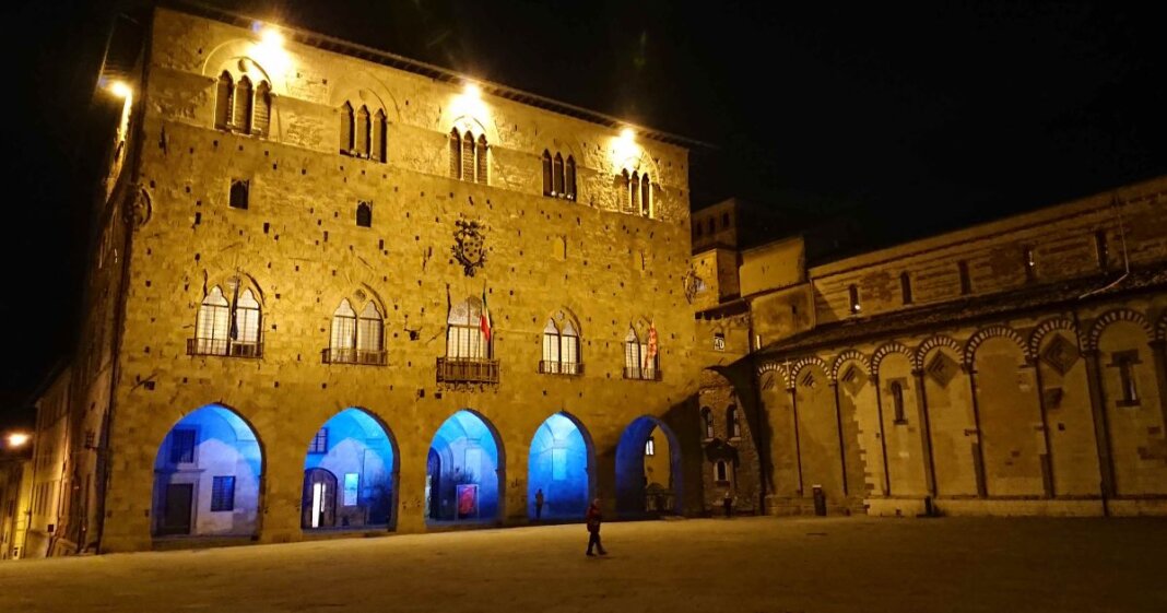 il palazzo comunale di pistoia si tinge di blu