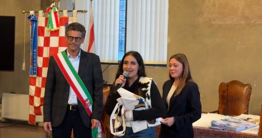 Pistoia, il sindaco consegna le costituzioni ai ragazzi
