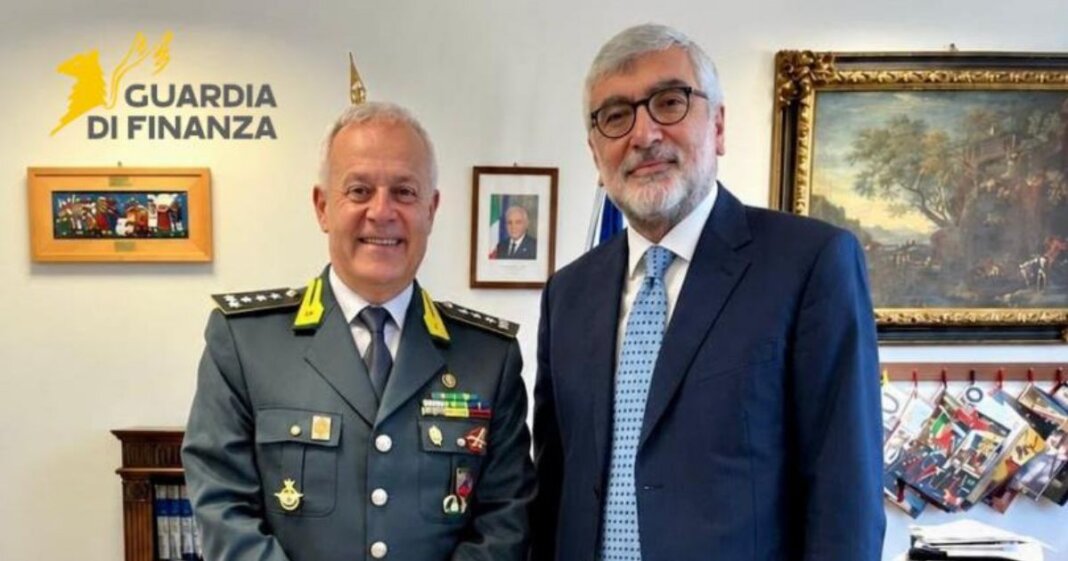 Il generale Bruno Bartoloni in visita alla GdF di Pistoia